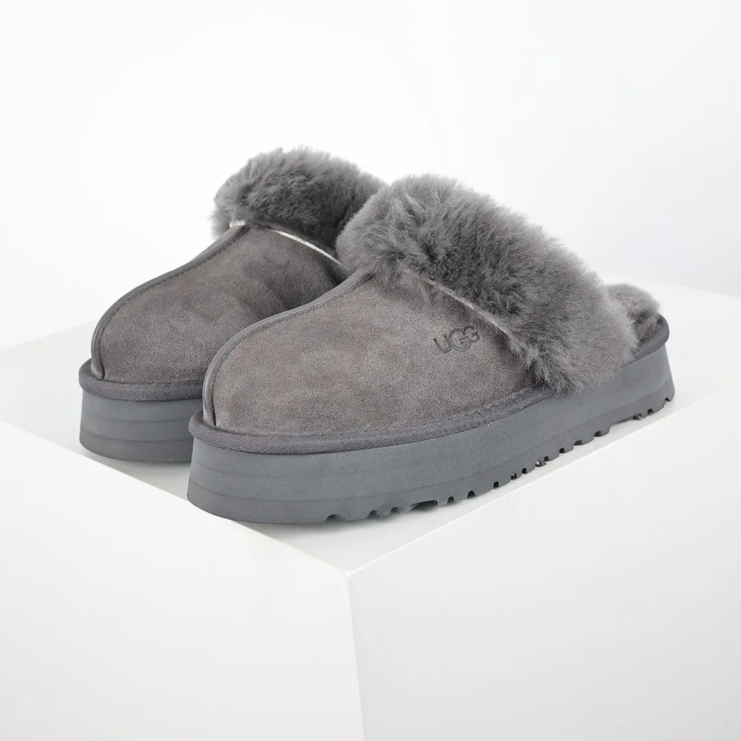 Pick up locally 💰520 Core recommendation with good price In recent years, uug has launched a series of styles, which are partially geared towards the preferences of young consumers and have also moved to the forefront of fashion trends. Shoe body material: water-repellent coated suede upper, 17mm UGGPURE™ implanted wool insole, lightweight non-slip and comfortable rubber outsole, with brand LOGO and trademark, with full packaging Size: 35 36 37 38 39 40